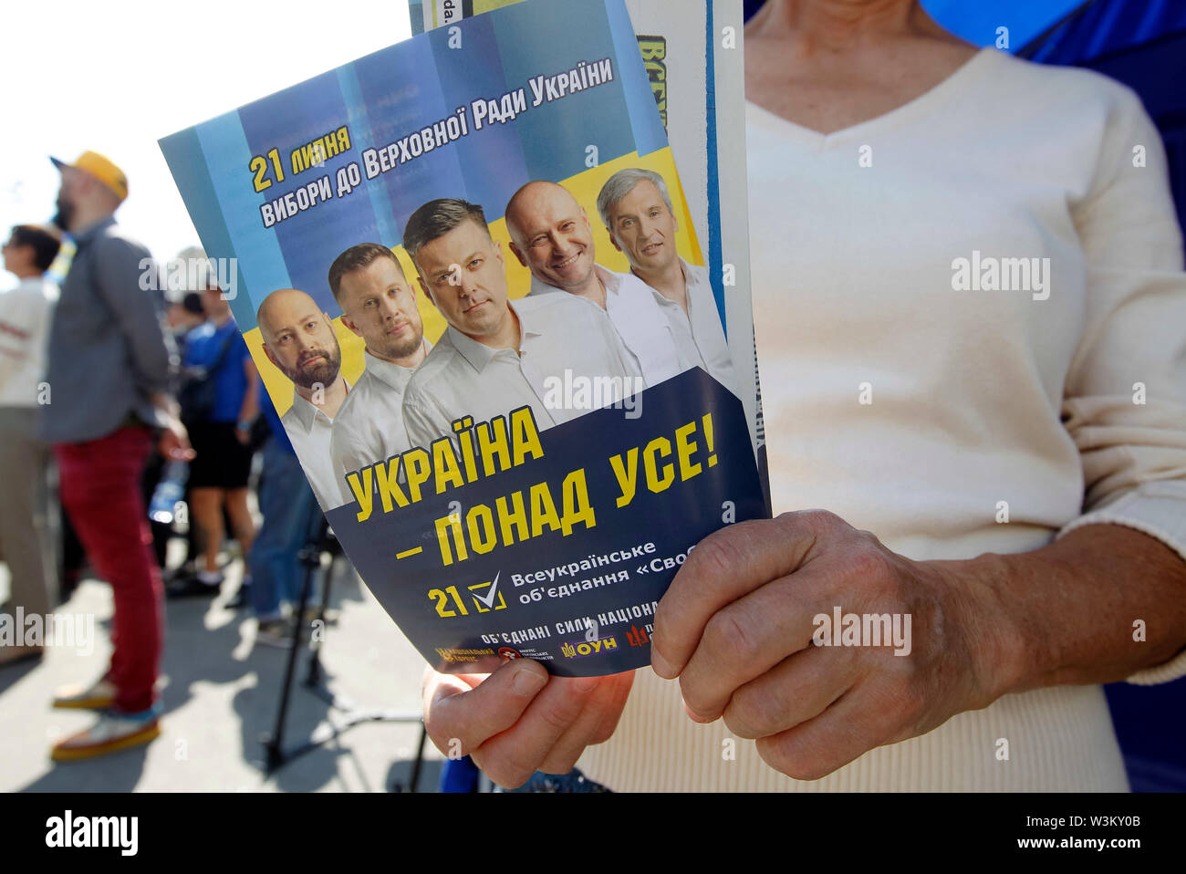 Un militant d'extrême droite Svoboda (Liberté) parti politique donne des journaux et des dépliants à Kiev.Les premières élections du Parlement européen auront lieu en Ukraine le 21 juillet 2019. Selon les sondages d'opinion, sur la 2019 les élections parlementaires ukrainiennes 5 parties seront en mesure d'entrer dans le Parlement ukrainien : le Président ukrainien Volodymyr Zelensky appelé parti du service de la population avec 41,5  %, l'opposition pro-russe - Plate-forme pour la vie avec 12,5  %, la voix du rock star ukrainienne Svyatoslav Vakarchuk avec 8,8 %, la solidarité européenne de l'ancien Président ukrainien Porochenko w Banque D'Images