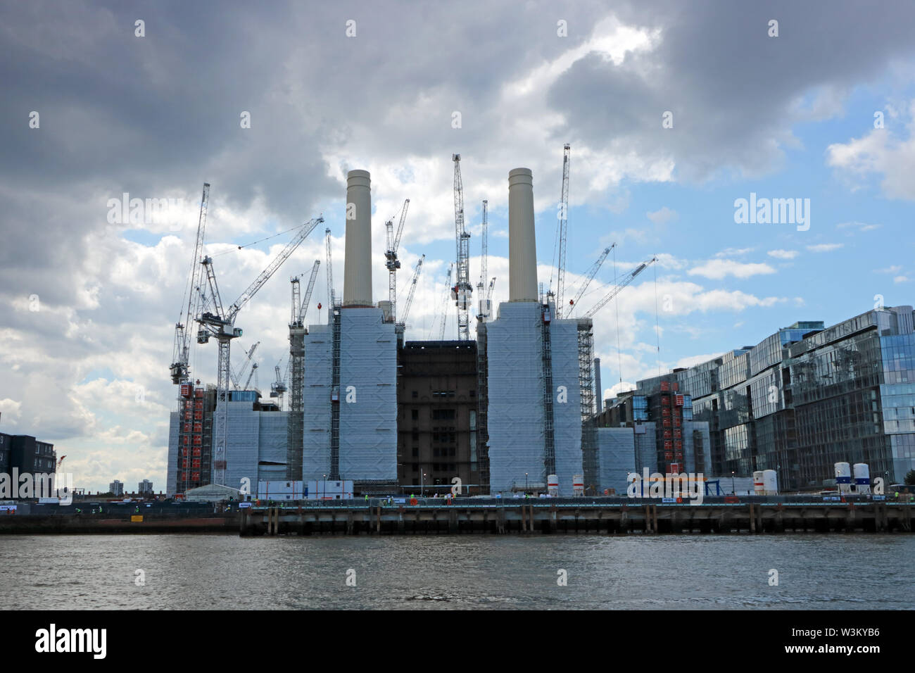 Battersea Power Station développement avec la construction d'appartements et commerces des grues sur la Tamise Riverside dans l'ouest de Londres, Angleterre, Royaume-Uni. Banque D'Images