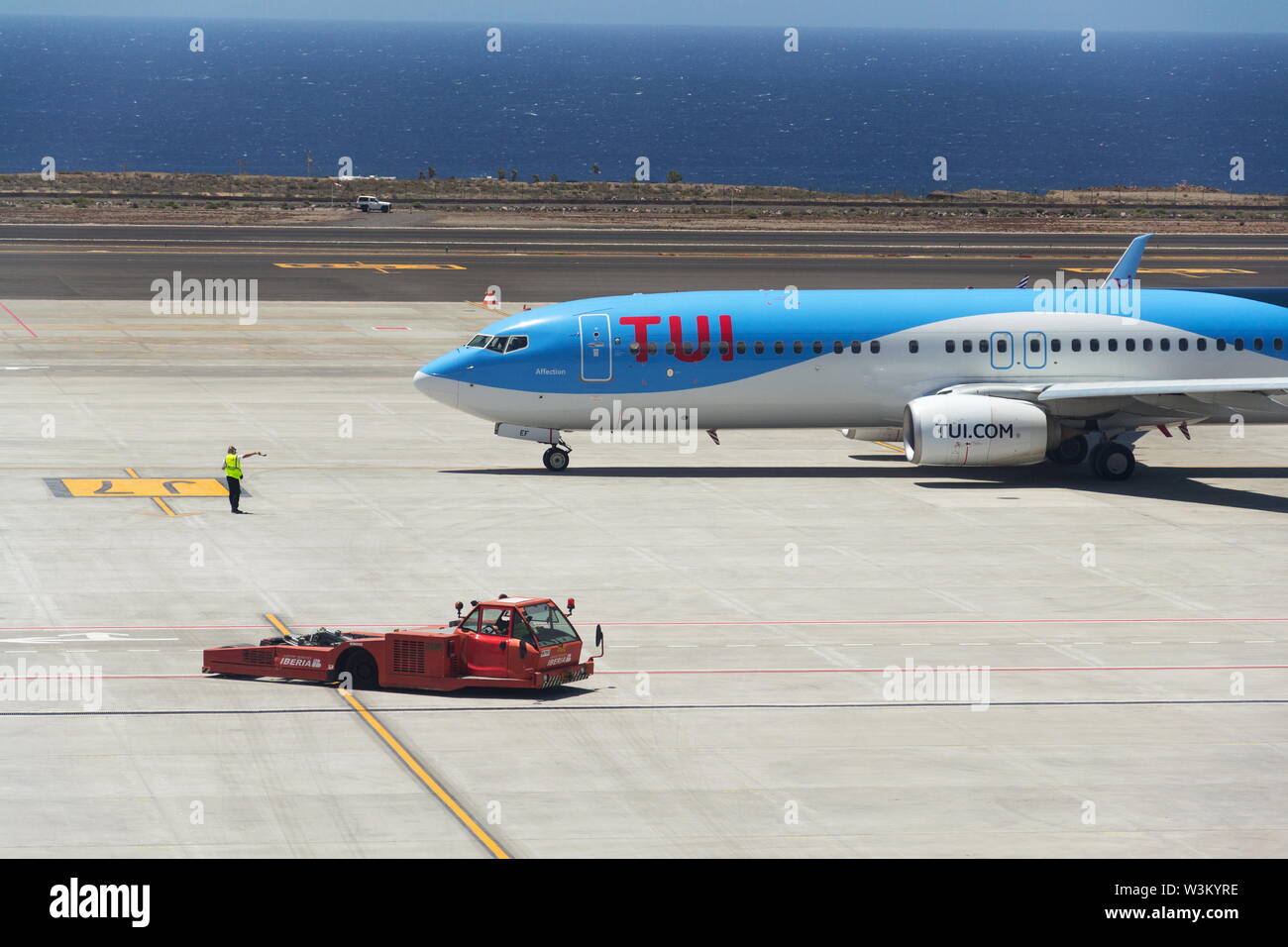 GRANADILLA DE ABONA, ESPAGNE - 13 juillet 2019 : TUI compagnie charter aérien avion Boeing 737-800 de la préparation pour le vol sur la piste de l'aéroport le 13 juillet 2019 Banque D'Images