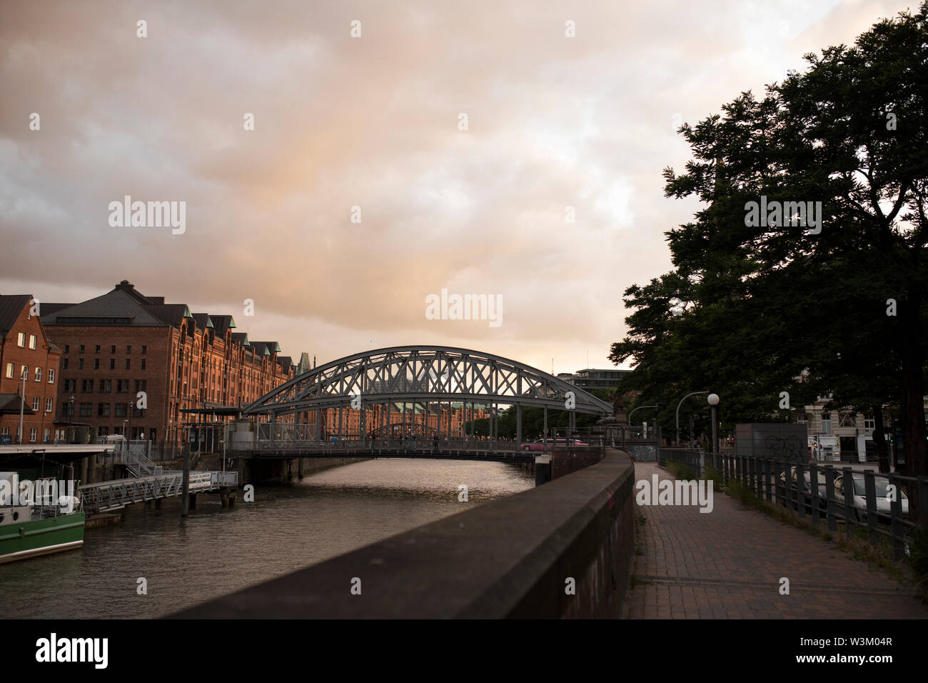 Coucher de soleil sur le pont de Boi St Annen au-dessus du Zollkanal dans le quartier Hafencity de Hambourg, Allemagne. Banque D'Images