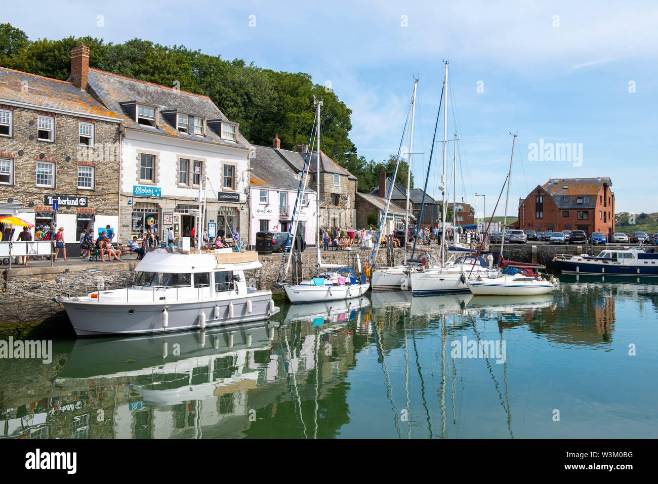 Un beau jour d'été au port de Padstow, Cornwall England UK Banque D'Images