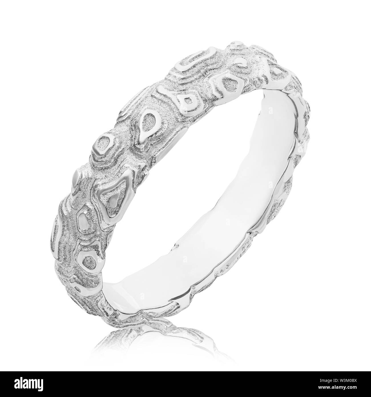 Bague argent isolé sur fond blanc. Photo prise par l'empilement Banque D'Images