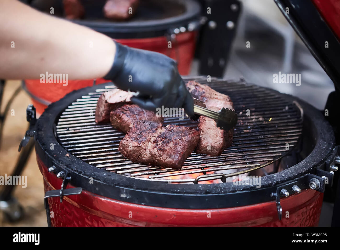 Rôti de boeuf au barbecue. Barbecue cuisson à basse température Photo Stock Alamy