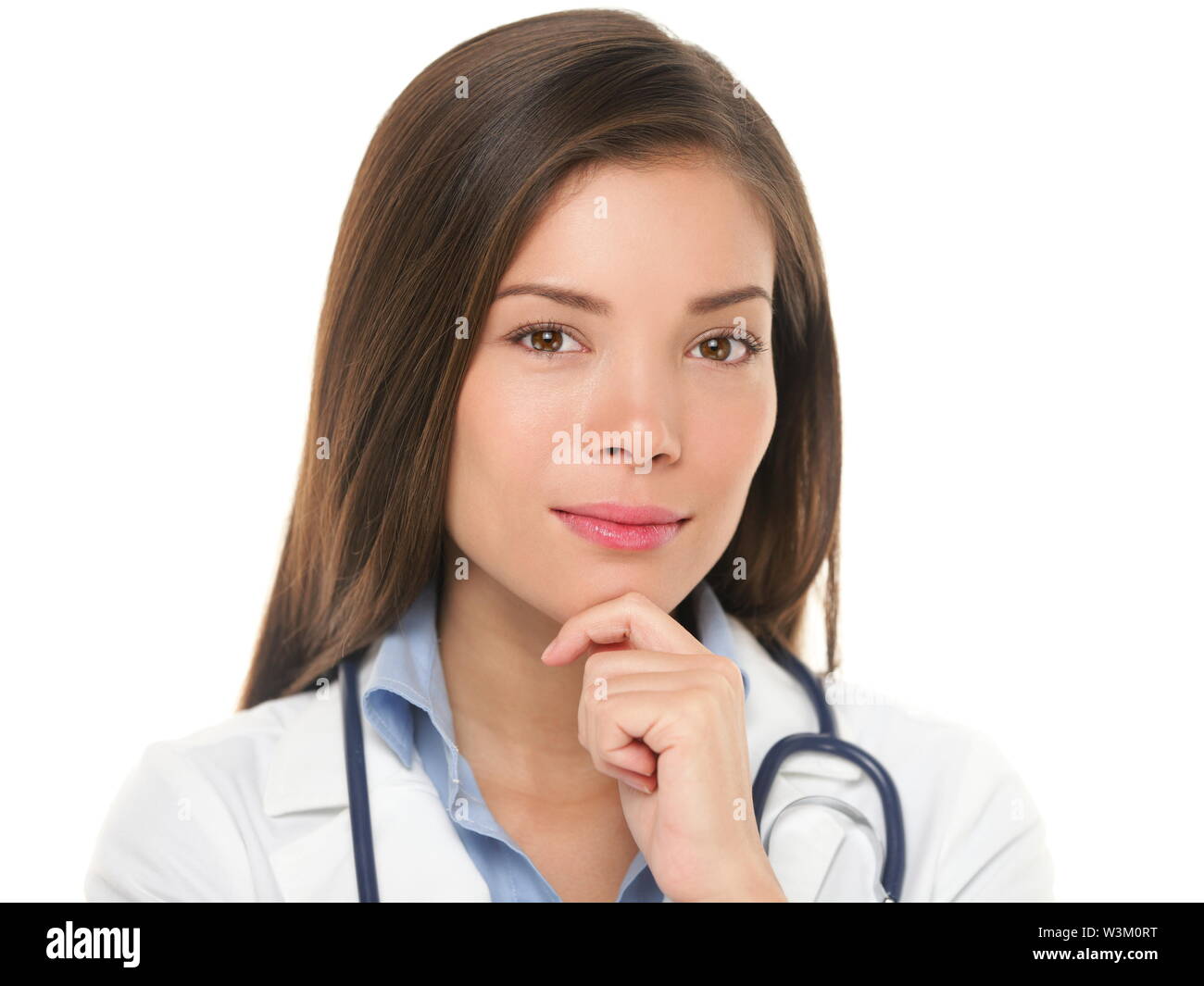 Jeune médecin réfléchies et pensive woman smiling at camera. Portrait d'un professionnel de soins de santé avec stéthoscope et manteau de laboratoire isolé sur fond blanc. Banque D'Images