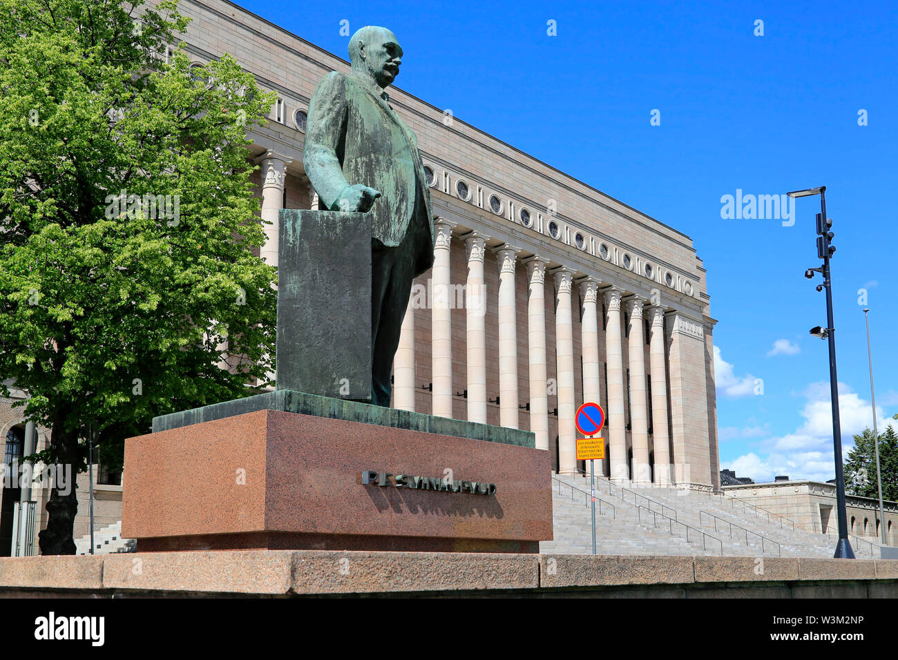 Statue de la 3ème président P. E. Svinhufvud en face du parlement finlandais de la construction à Helsinki, en Finlande. Banque D'Images