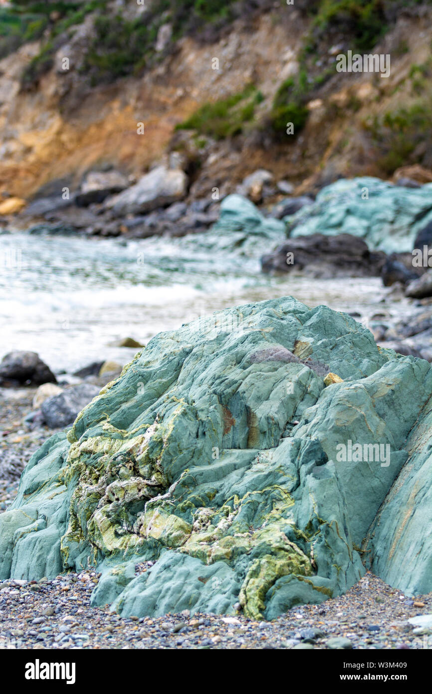 Rock minéral vert close up, gemstone texture olivine pierre commune sur la Péloponnèse, Grèce close up Banque D'Images