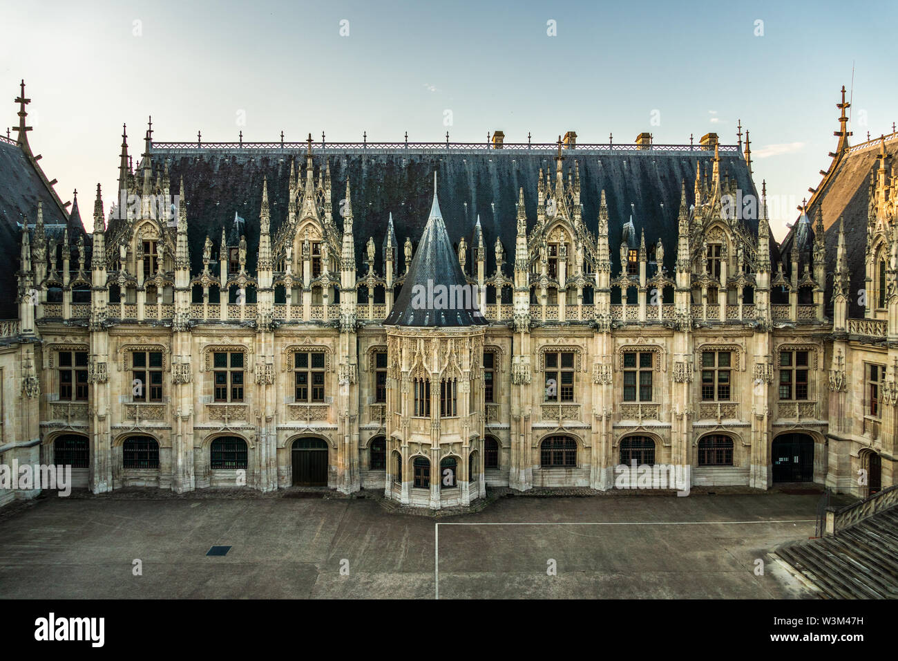 Palais de justice historique palais de justice, ou palais de justice, Façade et cour de Rouen, le centre-ville de monument, Normandie, France. Banque D'Images