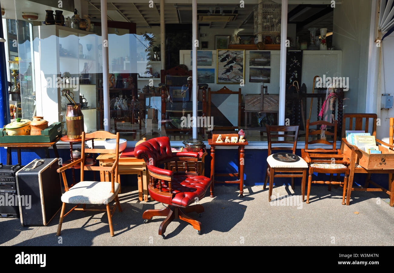 Boutique d'antiquités, de meubles sur la chaussée à l'extérieur. Banque D'Images