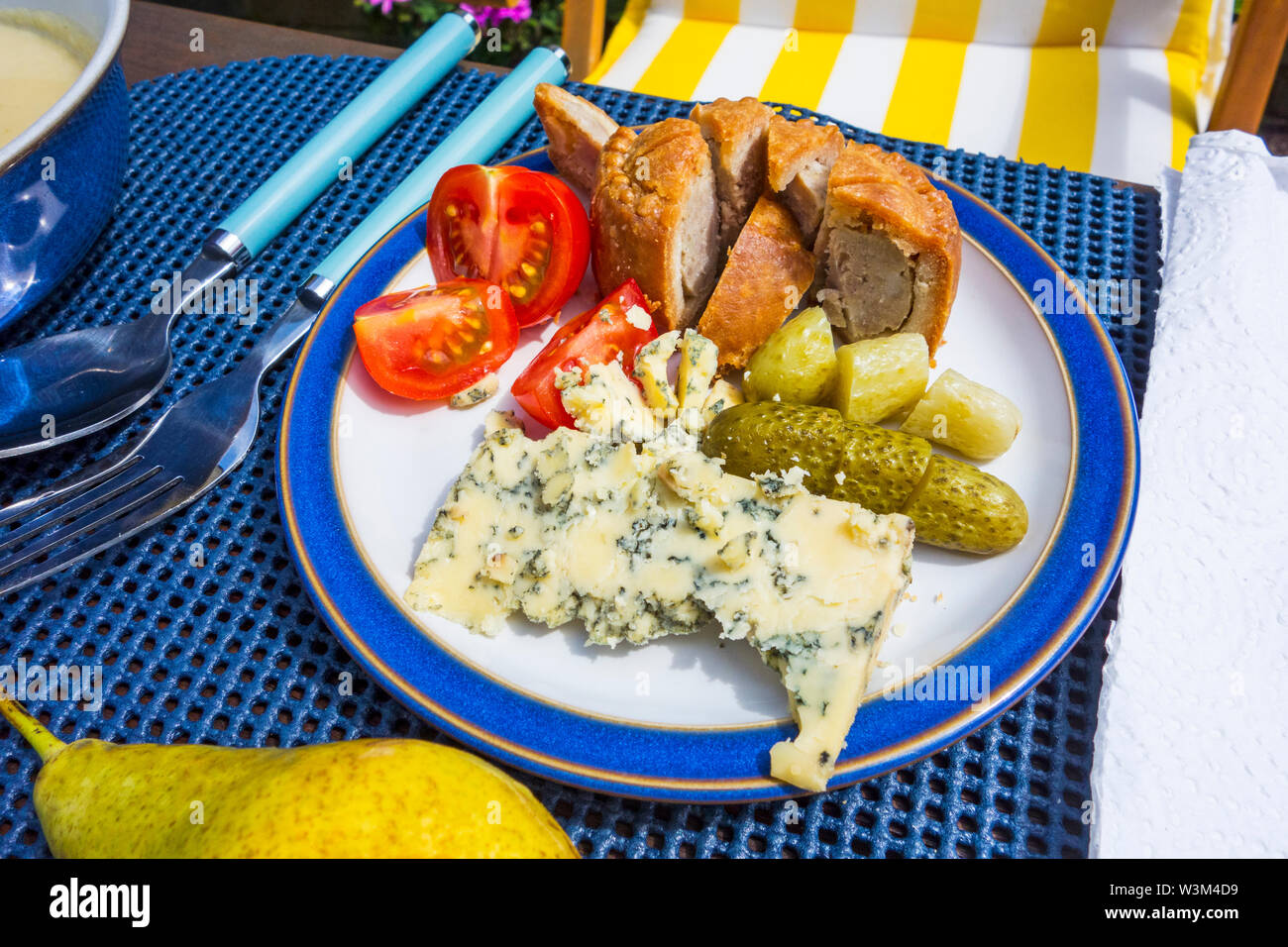 Ploughman's lunch : Pork pie, stilton fromage, tomates et cornichons au Banque D'Images