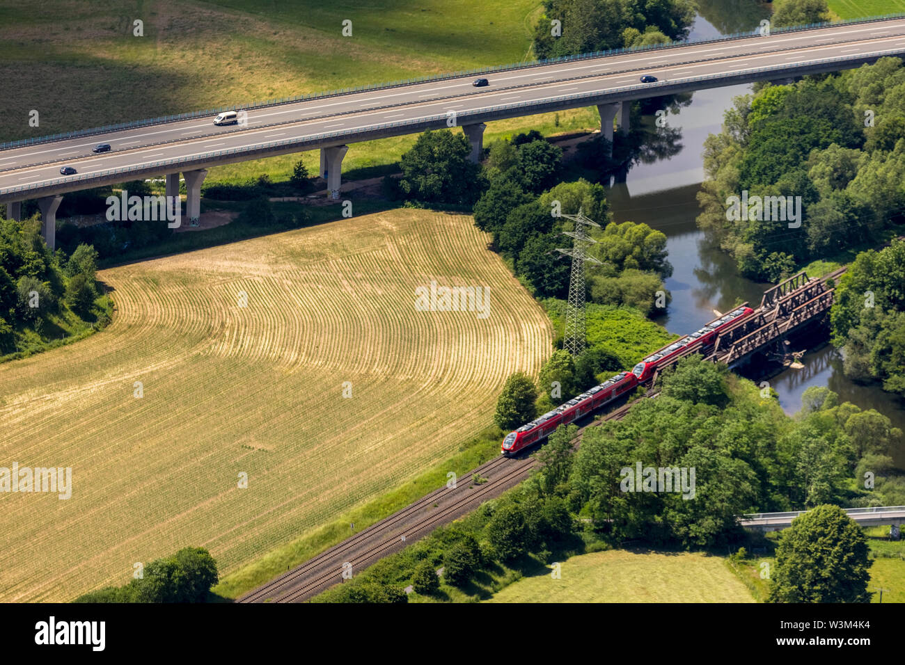 Vue aérienne du pont de chemin de fer avec S-Bahn partent de la Ruhr et Casparistraße avec A46 autoroute en Oeventrop à Arnsberg à Sauerland dans l'état de Banque D'Images