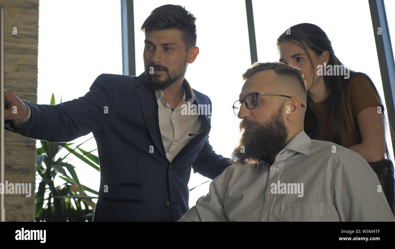 Le travail d'équipe. Trois jeunes architectes travaillant sur un projet. Banque D'Images