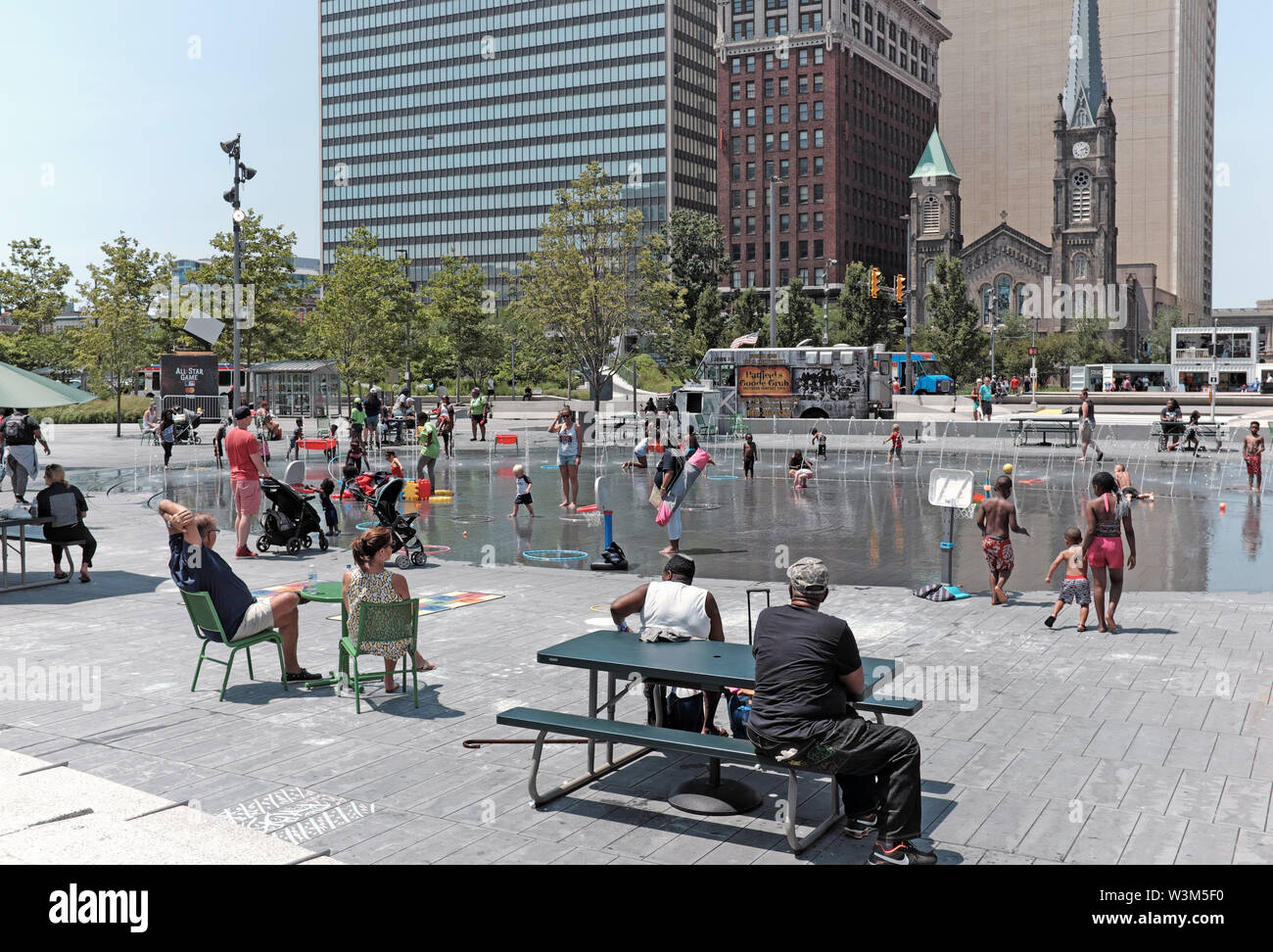 Place publique dans le centre-ville de Cleveland (Ohio) est un aimant pour les chaudes journées d'été où les gens peuvent se rafraîchir dans de l'eau des fontaines publiques. Banque D'Images