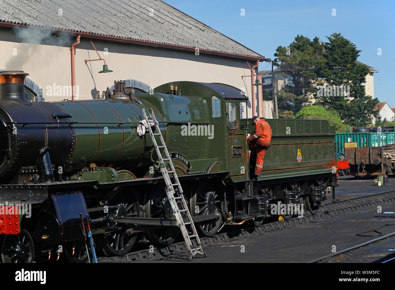 Les bénévoles qui travaillent sur le Manoir Odney vintage locomotive à vapeur West Somerset Railway Banque D'Images
