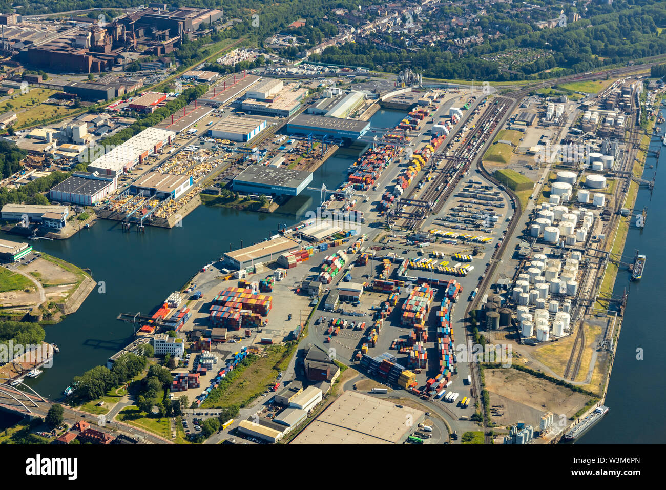 Photo aérienne de la société Haeger & Schmidt de la logistique chez Duisburger Hafen Duisport AG an der Ruhr avec l'estuaire de la Ruhr dans le Rhin en vue et de Banque D'Images
