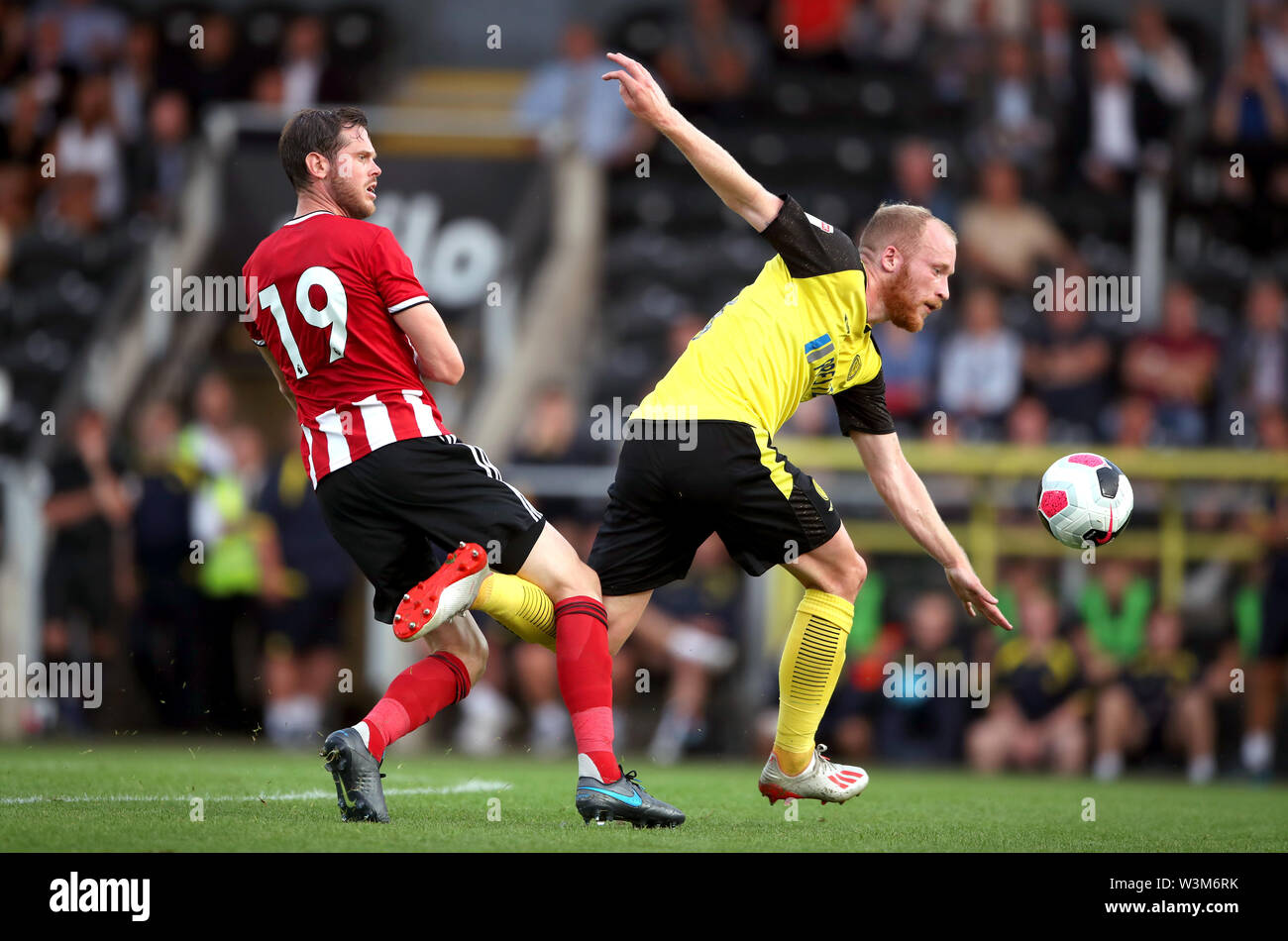 Richard Stearman de Sheffield United (à gauche) et Burton Albion's Liam Boyce bataille pour la balle durant le match amical de pré-saison au stade de Pirelli, Burton. Banque D'Images