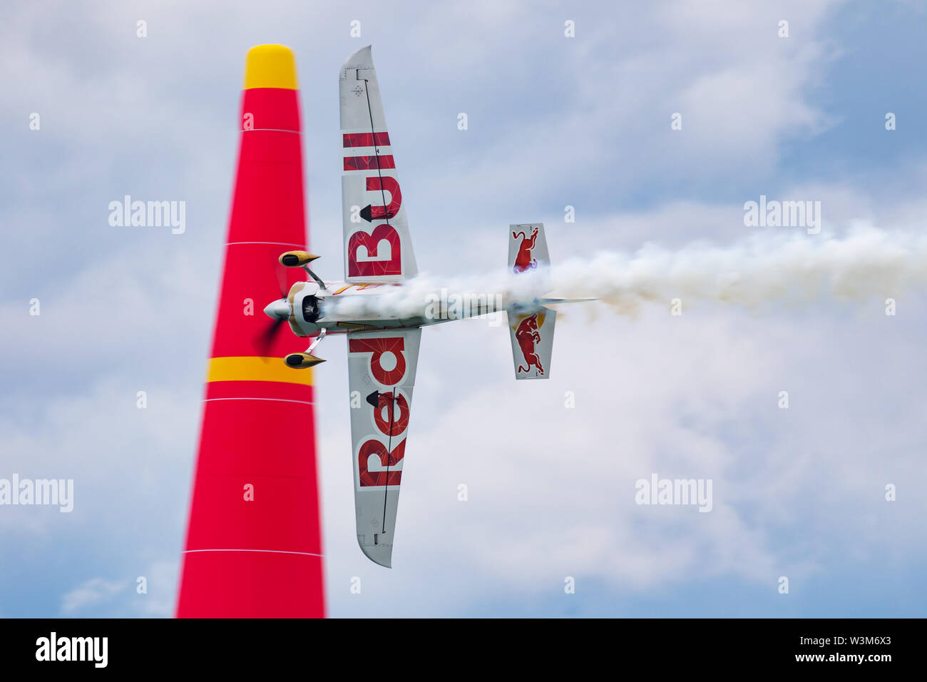 ZAMARDI / HONGRIE - Juillet 13, 2019 : Red Bull Air Race 2019 Classe Challenger Zivko Edge 540 avions au-dessus du Lac Balaton à ville Zamardi Banque D'Images