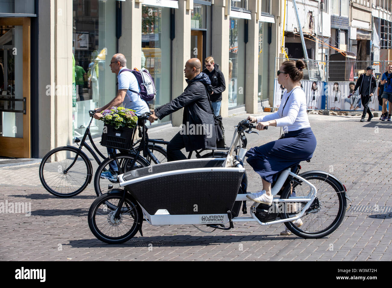 Amsterdam, Pays-Bas, le centre-ville, des cyclistes avec charge, location de vélo avec boîte de transport, Banque D'Images