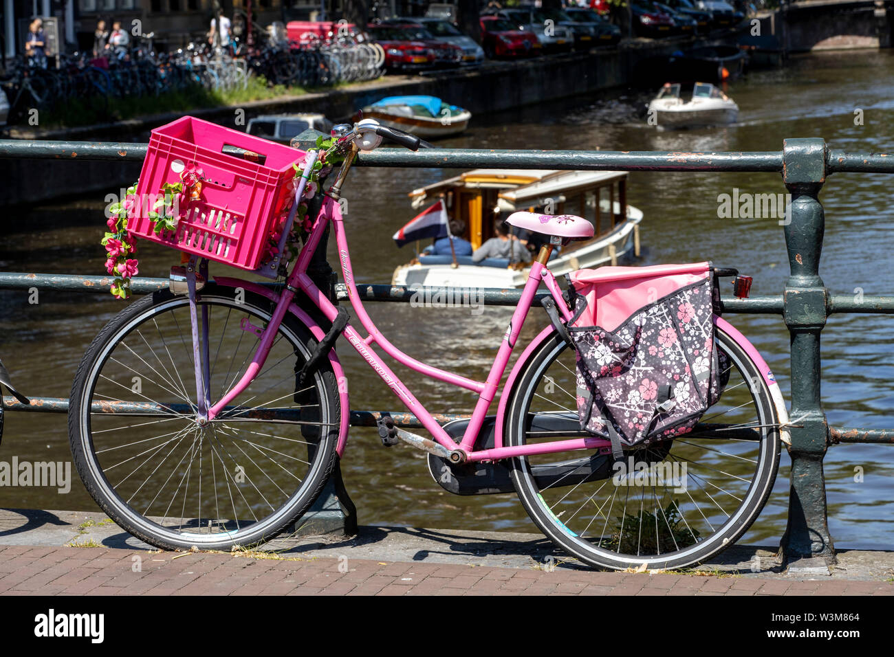 Amsterdam, Pays-Bas, le centre-ville, vieille ville, location garée sur un pont sur un canal, Banque D'Images