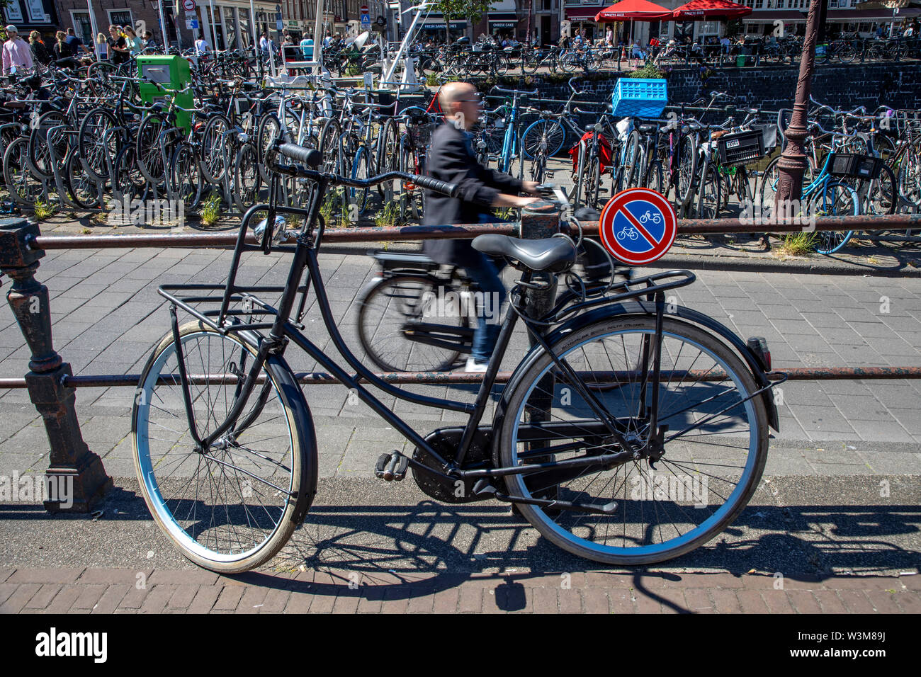 Amsterdam, Pays-Bas, centre-ville, vieille ville, des cyclistes sur la Nieuwendijk, vélo en stationnement malgré l'interdiction de stationnement, Banque D'Images