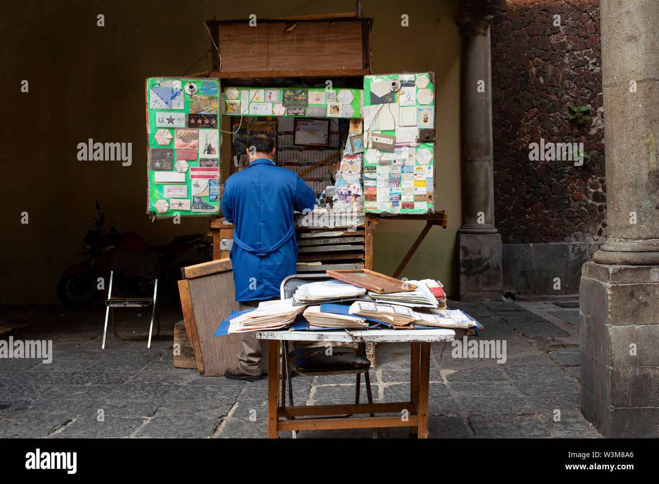 Vue arrière du fournisseur local de vendre des cartes de souhaits pour différentes occasions à un kiosque traditionnel. Plaza de Santo Domingo, Mexico, Mexique. Jun 2019 Banque D'Images