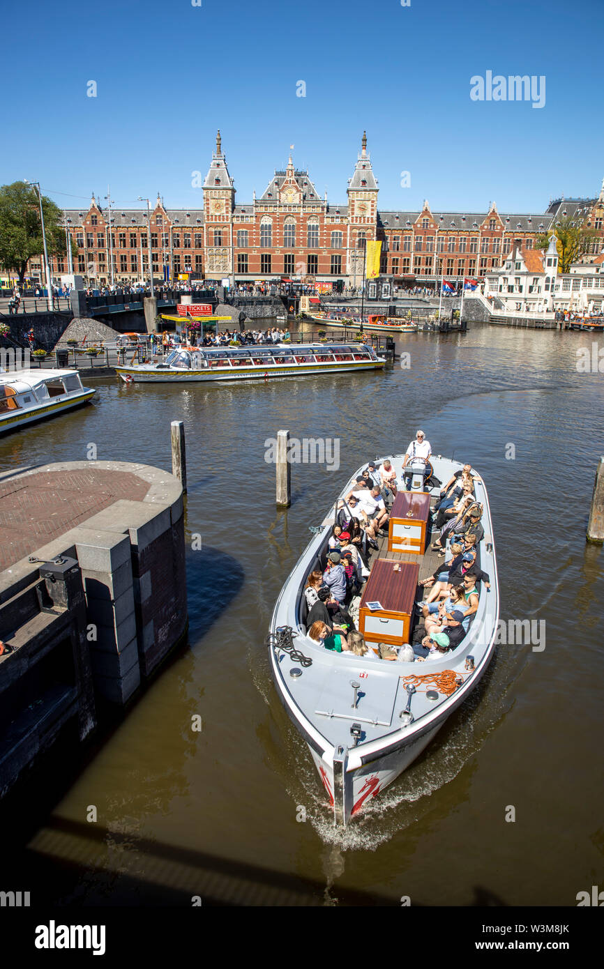 Amsterdam, Pays-Bas, centre-ville, vieille ville, amarrage pour bateaux du canal, bateaux aller et retour à la gare principale, d'Amsterdam, Banque D'Images