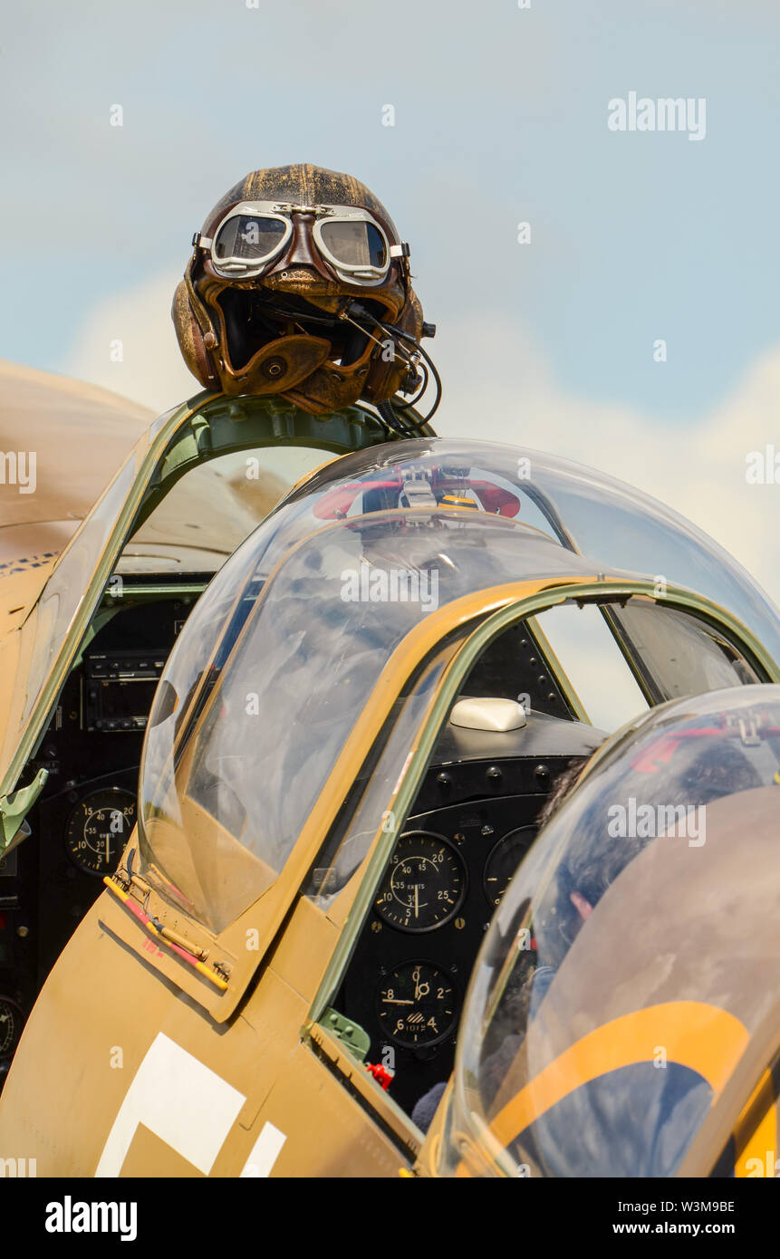 Un Spitfire (deux places) prêt à être exposé lors d'un spectacle aérien, en Nouvelle-Zélande avec la verrière du cockpit ouverte et le casque de pilote assis au-dessus du rétroviseur Banque D'Images