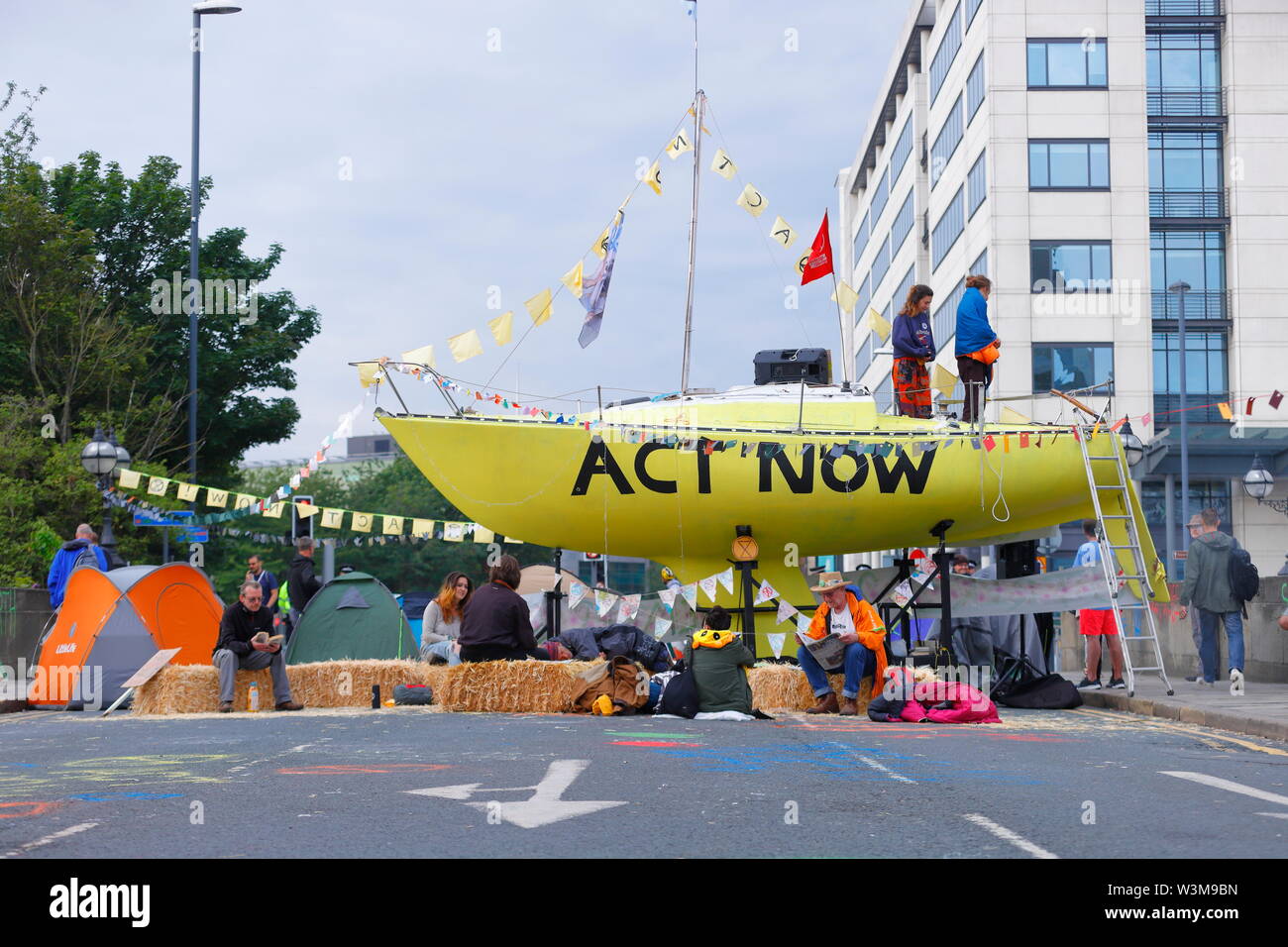 Les manifestants ont bloqué la rébellion Extinction Neville Street dans le centre-ville de Leeds pendant 5 jours causant la perturbation de voyage dans toute la ville. Banque D'Images
