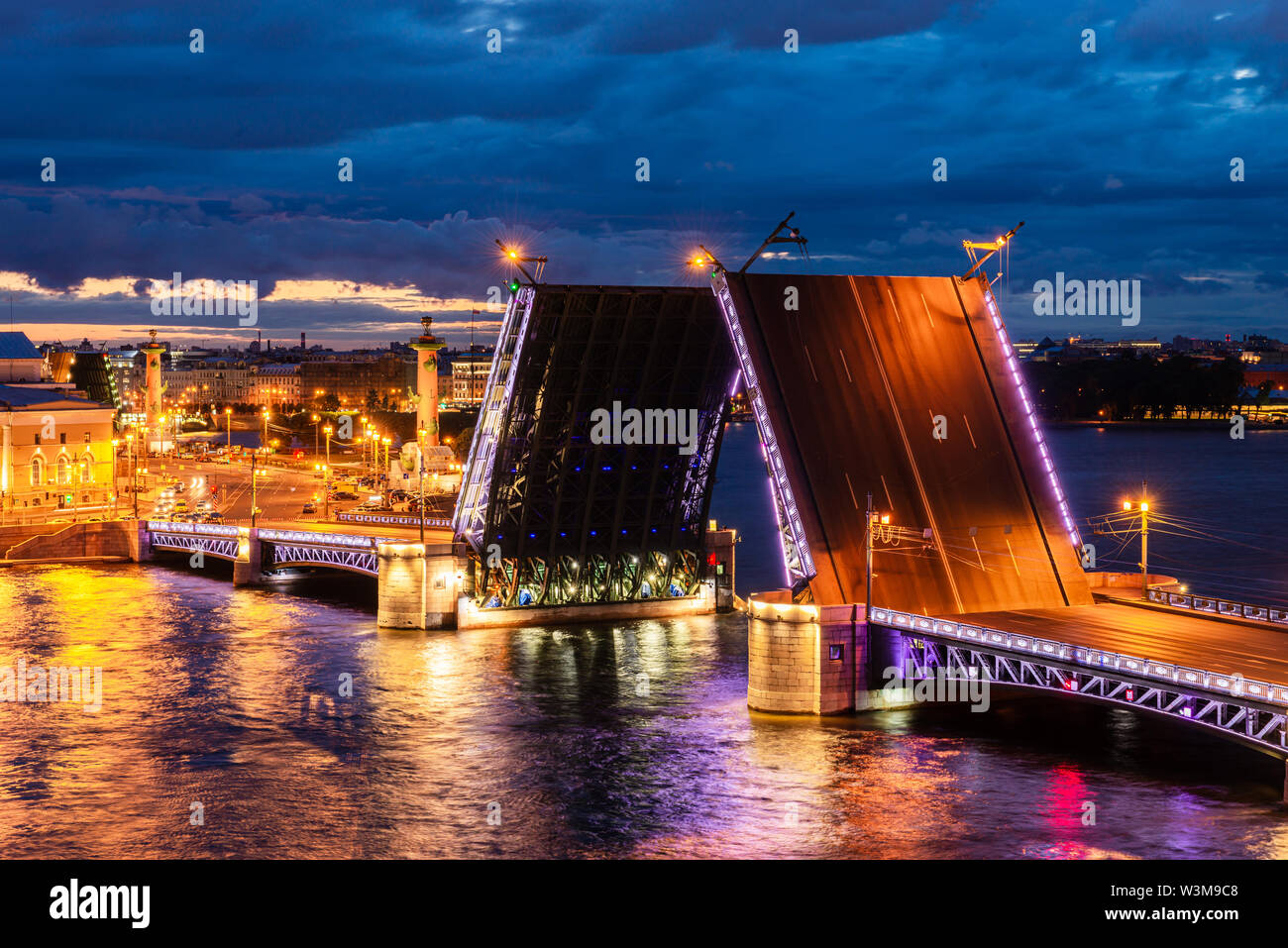 Saint-Pétersbourg, ouverture du pont du Palais, vue depuis le toit du pont du Palais et la zone aquatique de la Neva Banque D'Images