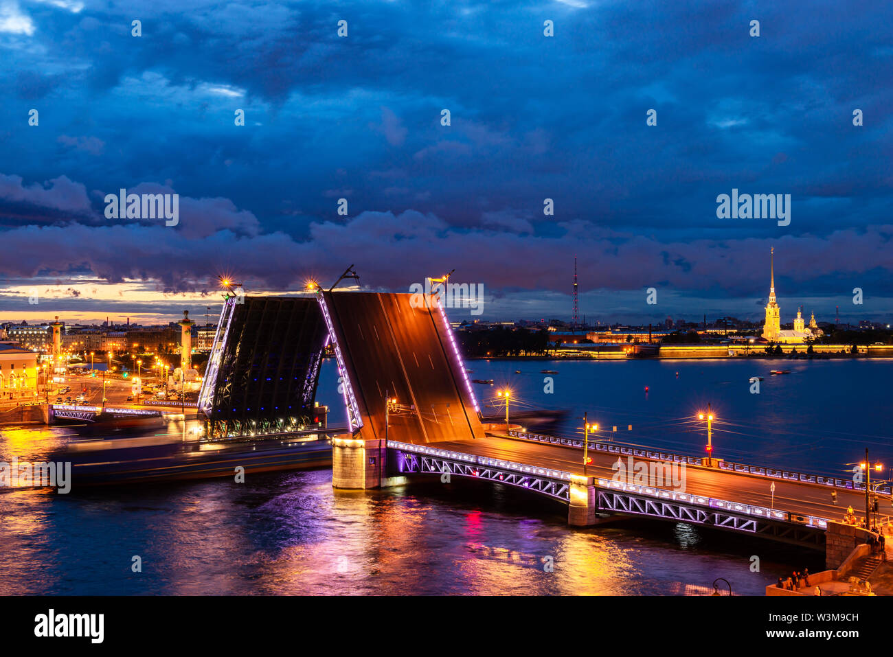 Saint-Pétersbourg, ouverture du pont du Palais, vue depuis le toit du pont du Palais et la zone aquatique de la Neva Banque D'Images