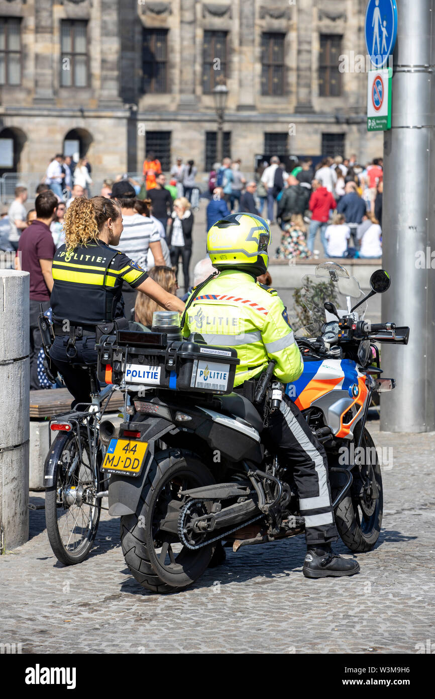 Amsterdam, Pays-Bas, le centre-ville, la Place du Dam, de la police, de  vélos et de patrouille, moto Photo Stock - Alamy