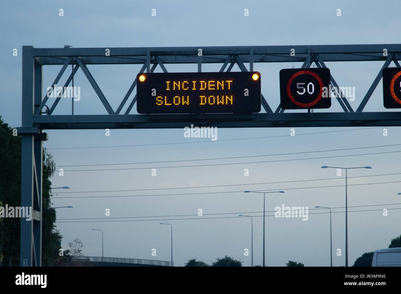 Incident ralentir signe sur la M25, avec 50 mph vitesse limite des signes. Transport à circulation lente. Banque D'Images