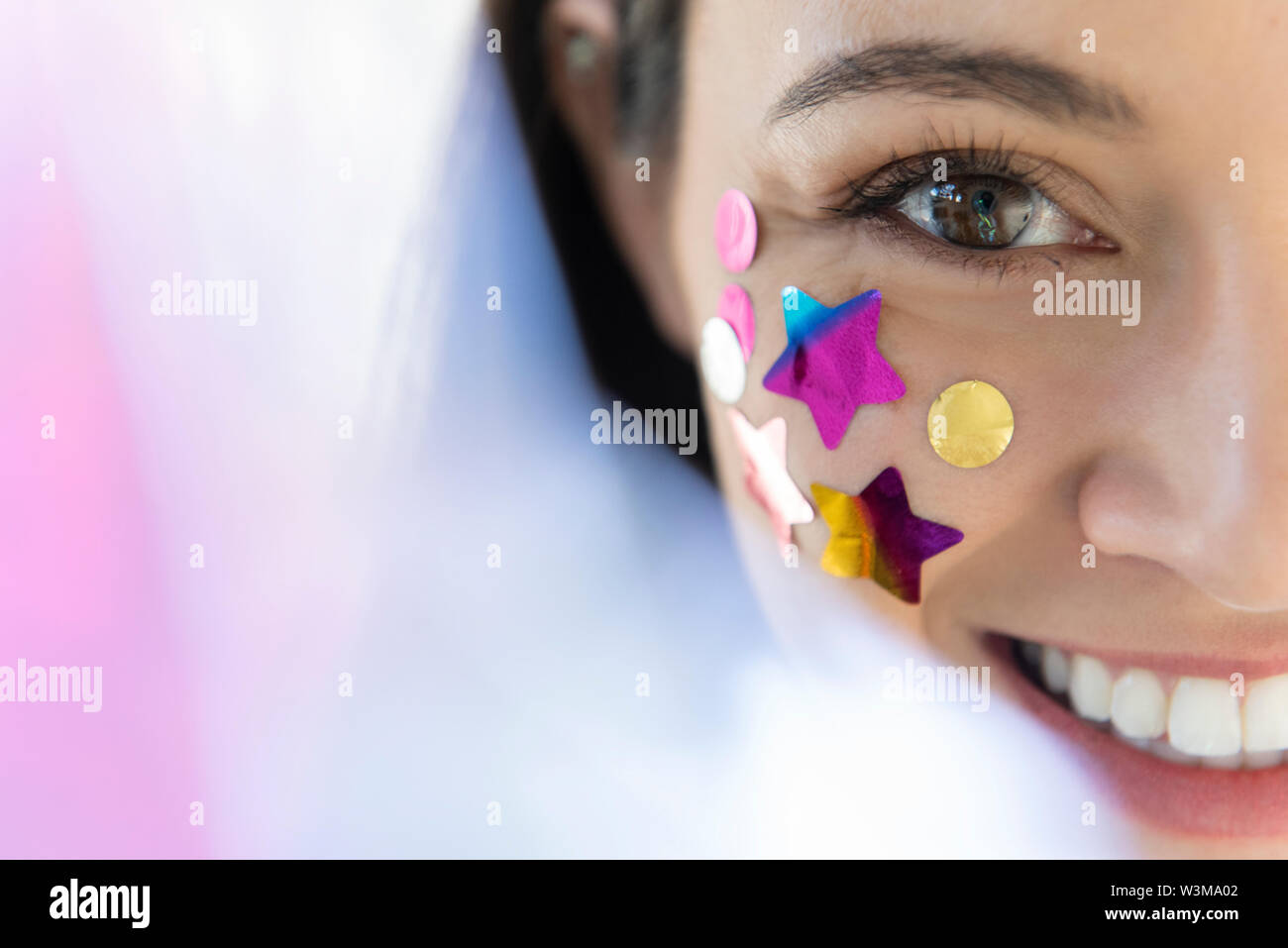 Femme de confettis sur la joue Banque D'Images