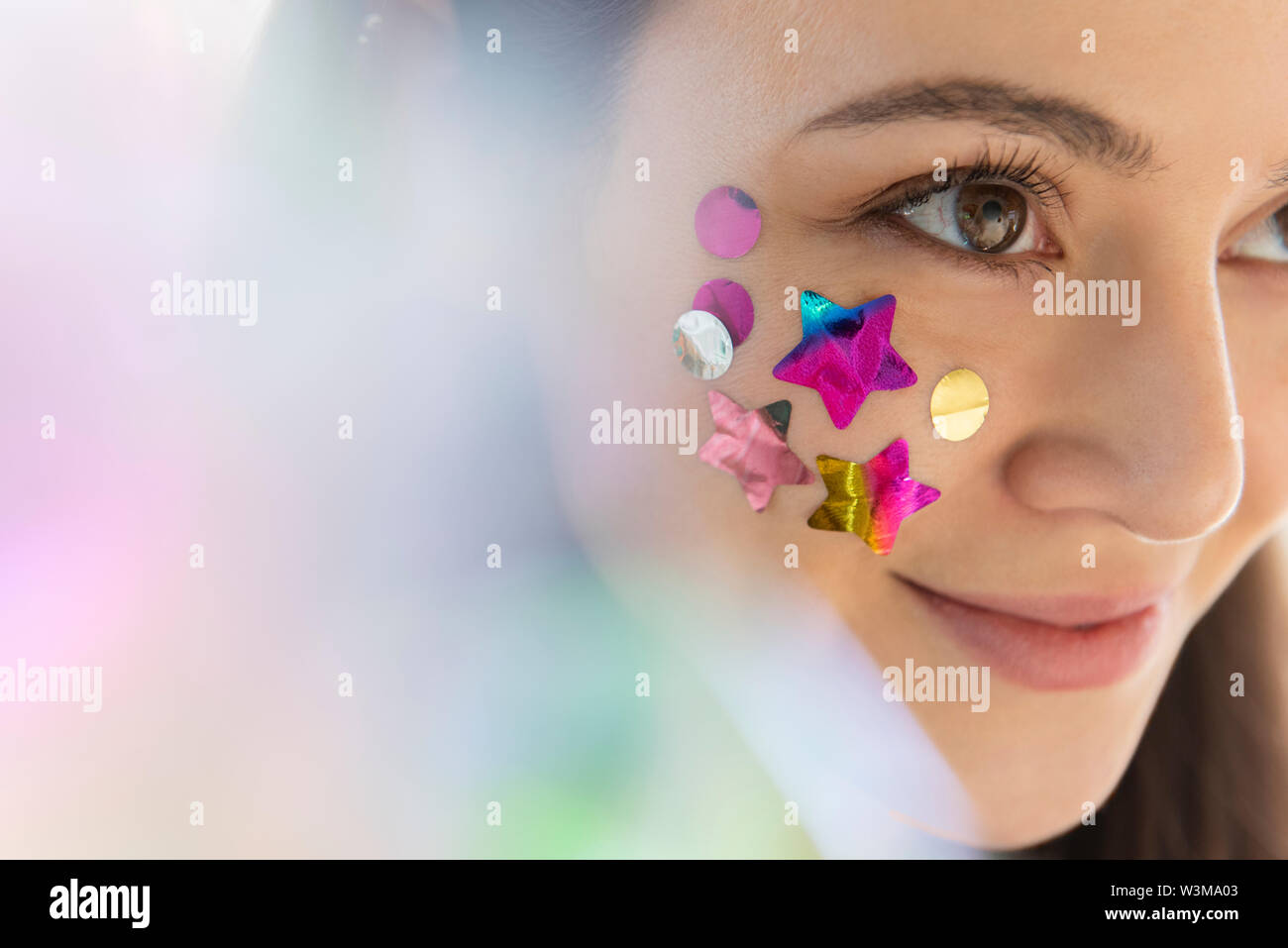 Femme de confettis sur la joue Banque D'Images Femme de confettis sur la joue Banque D'Images