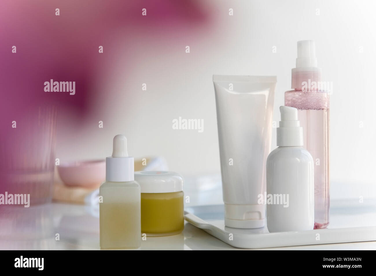Bouteilles de soins de la peau Banque D'Images Bouteilles de soins de la peau Banque D'Images