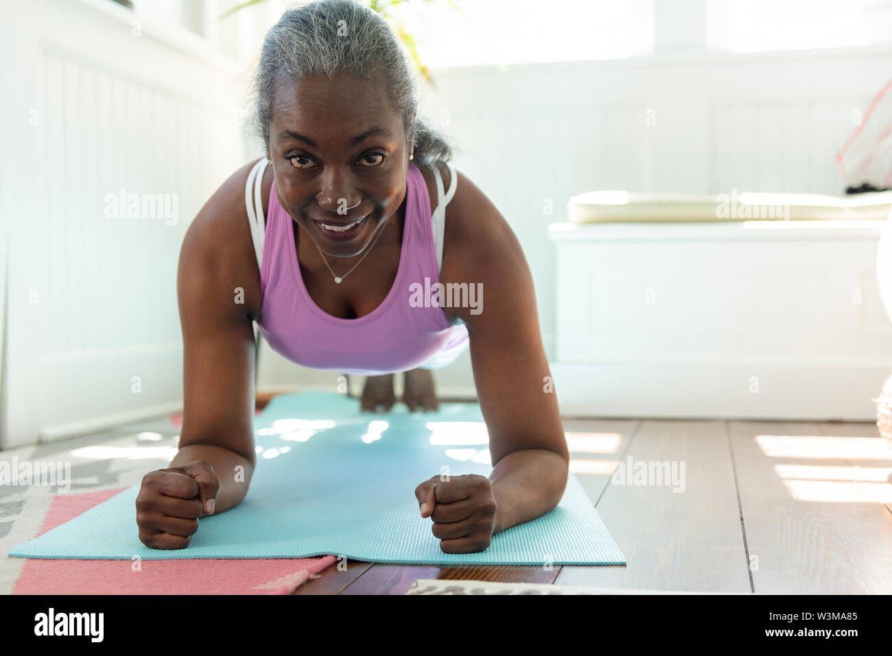 Smiling mature woman doing yoga Banque D'Images