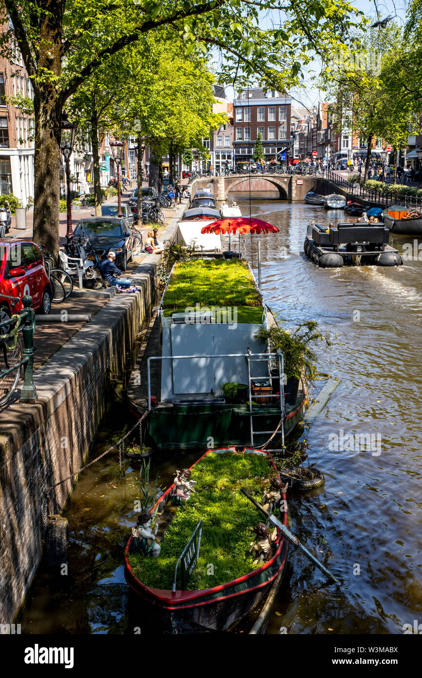 Amsterdam, Pays-Bas, centre-ville, vieille ville, péniche avec toit vert, Banque D'Images