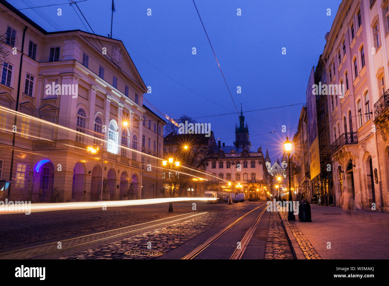 Light trails sur rue le soir à Lviv, Ukraine Banque D'Images