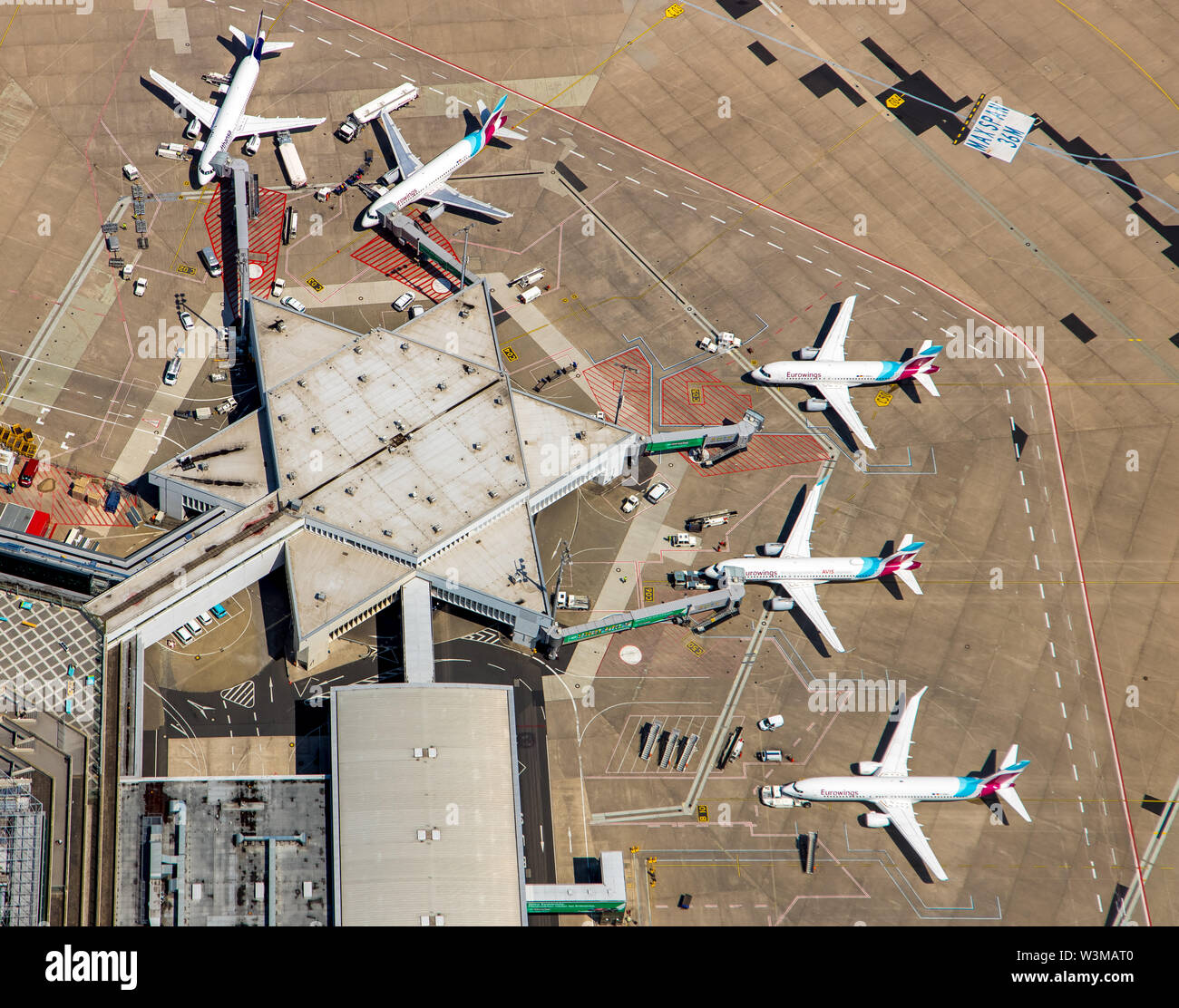 Bâtiment des arrivées, l'Allemagne.., Europe, Eurowings, Eurowings, avion, avion de l'aéroport de Cologne/Bonn "Konrad Adenauer" (code IATA : CGN) est la lar Banque D'Images