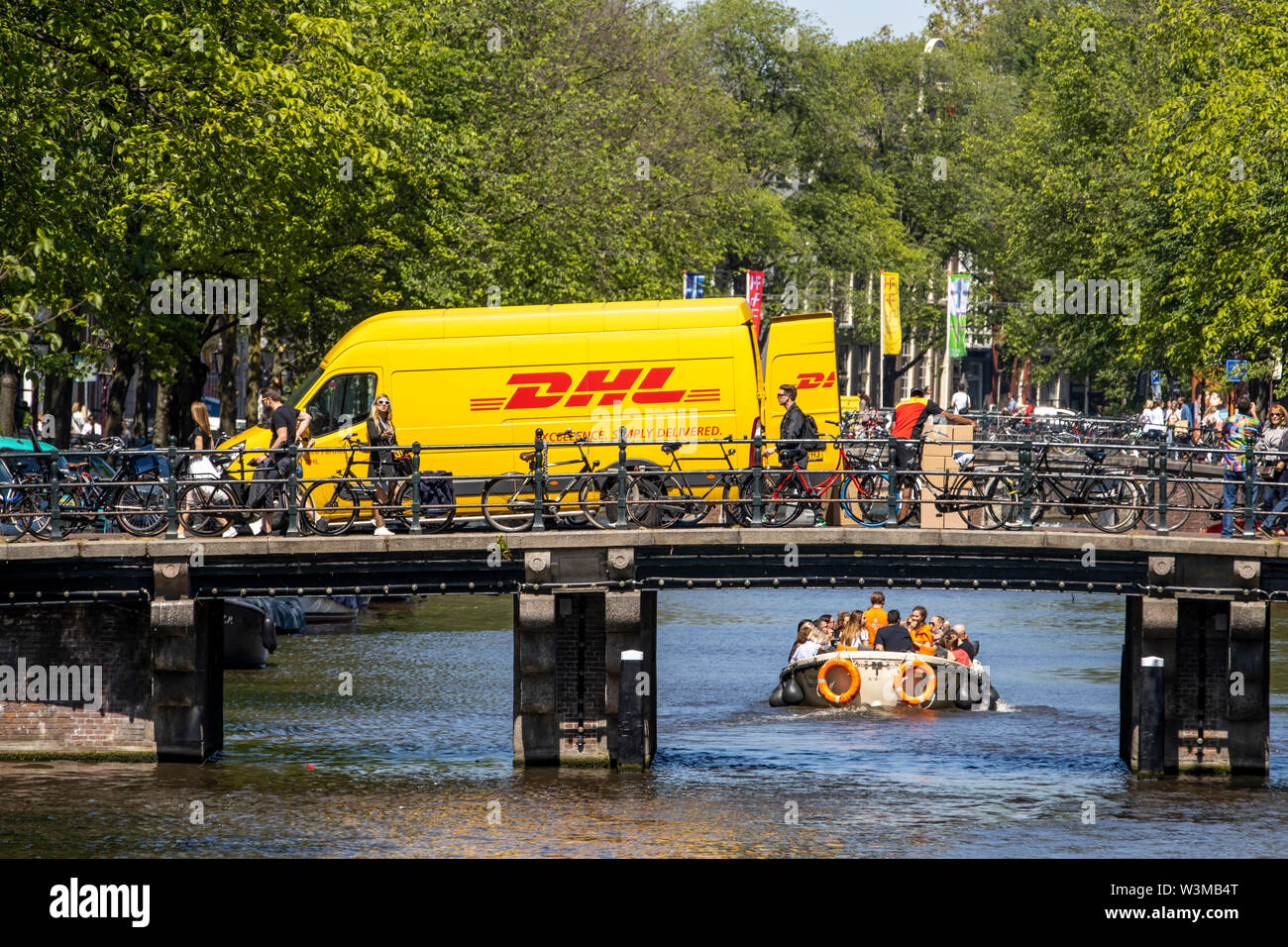 Amsterdam, Pays-Bas, le centre-ville, vieille ville, véhicule de courrier DHL, offre des colis, sur un pont au-dessus d'un canal, Banque D'Images