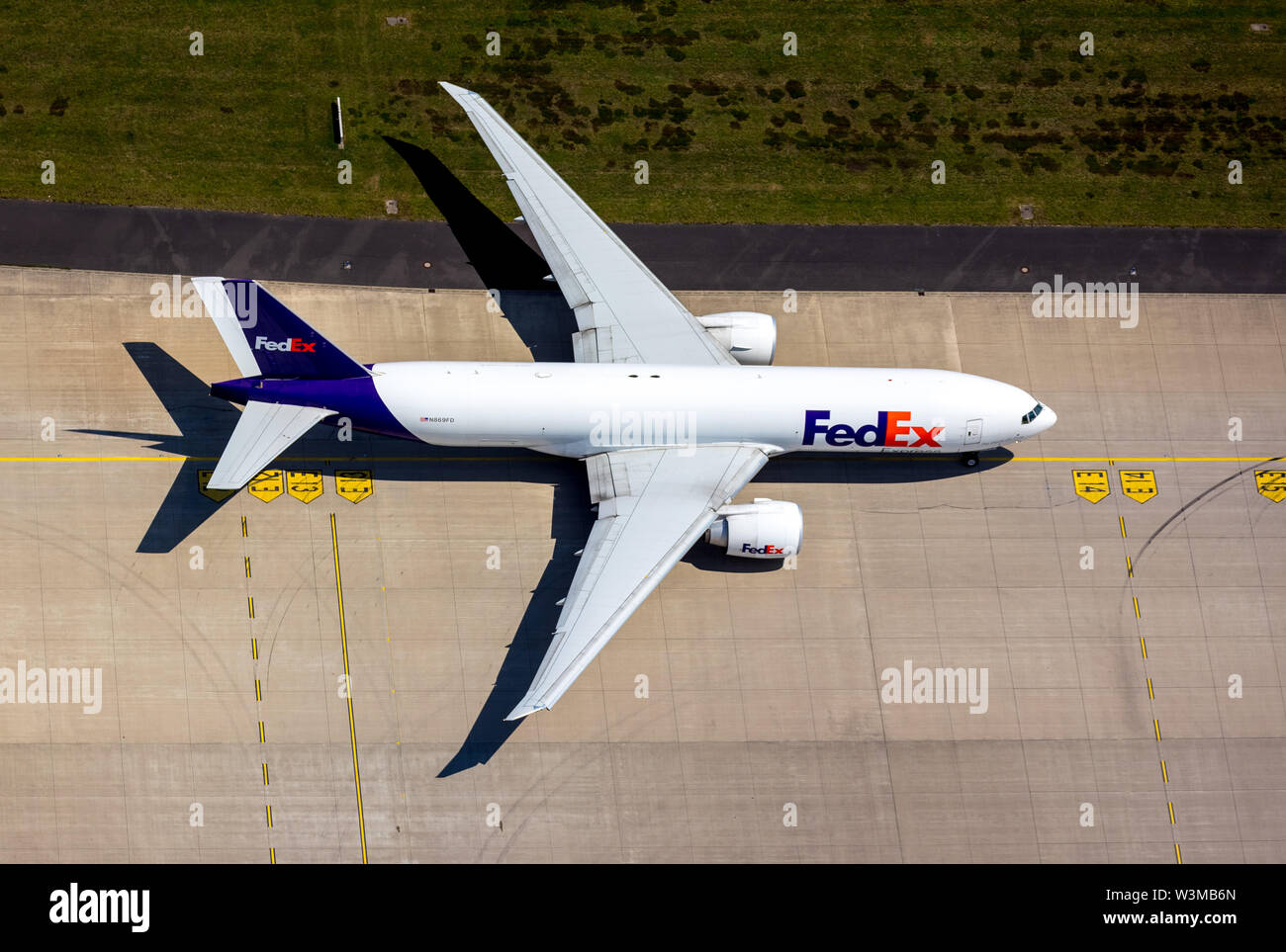 Photo aérienne de l'aéroport de Cologne/Bonn "Konrad Adenauer" avec les doigts, la manipulation des portes avec les jets, avions commerciaux internationaux, commerci Banque D'Images