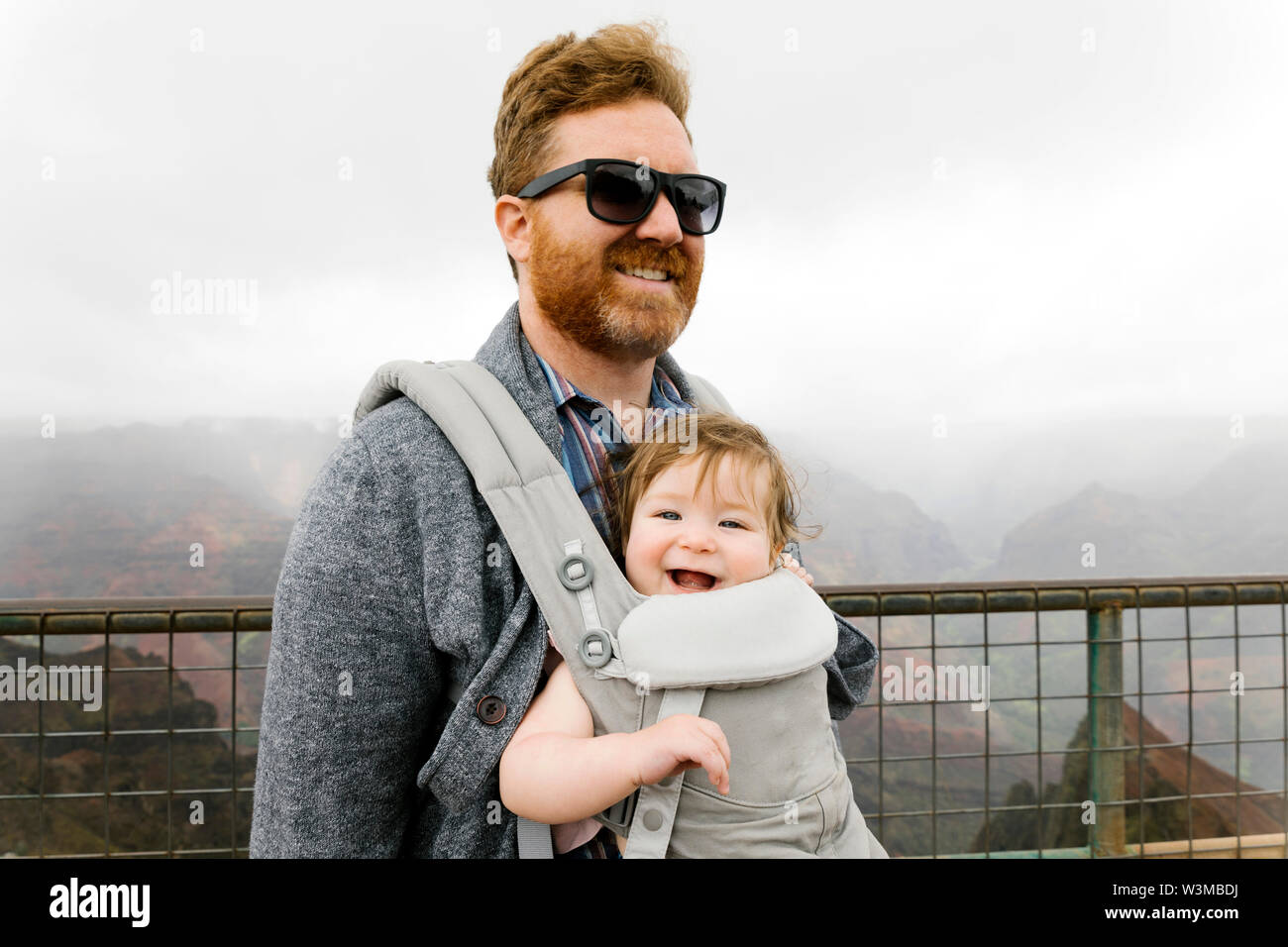Père avec son bébé en porte-bébé fille Banque D'Images