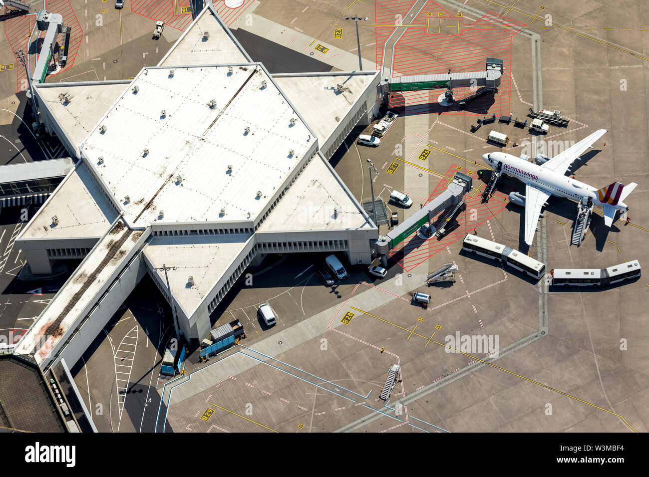 Photo aérienne de l'aéroport de Cologne/Bonn "Konrad Adenauer" avec les doigts, la manipulation des portes avec les jets, avions commerciaux internationaux, commerci Banque D'Images