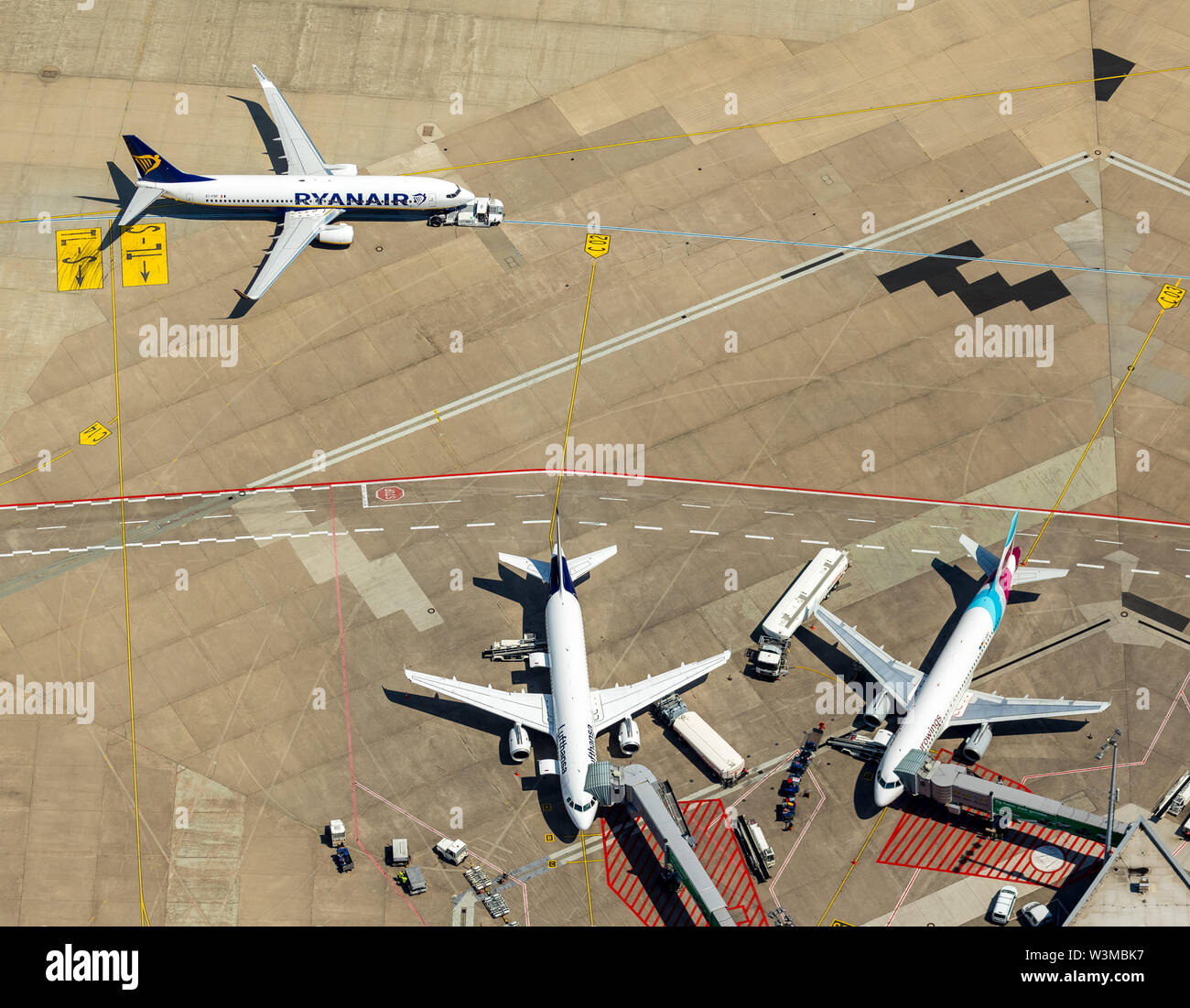 Photo aérienne de l'aéroport de Cologne/Bonn "Konrad Adenauer" avec les doigts, la manipulation des portes avec les jets, avions commerciaux internationaux, commerci Banque D'Images