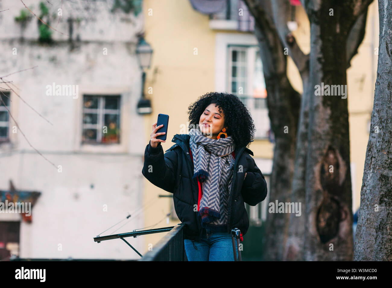 Jeune femme prenant en selfies Lisbonne, Portugal Banque D'Images
