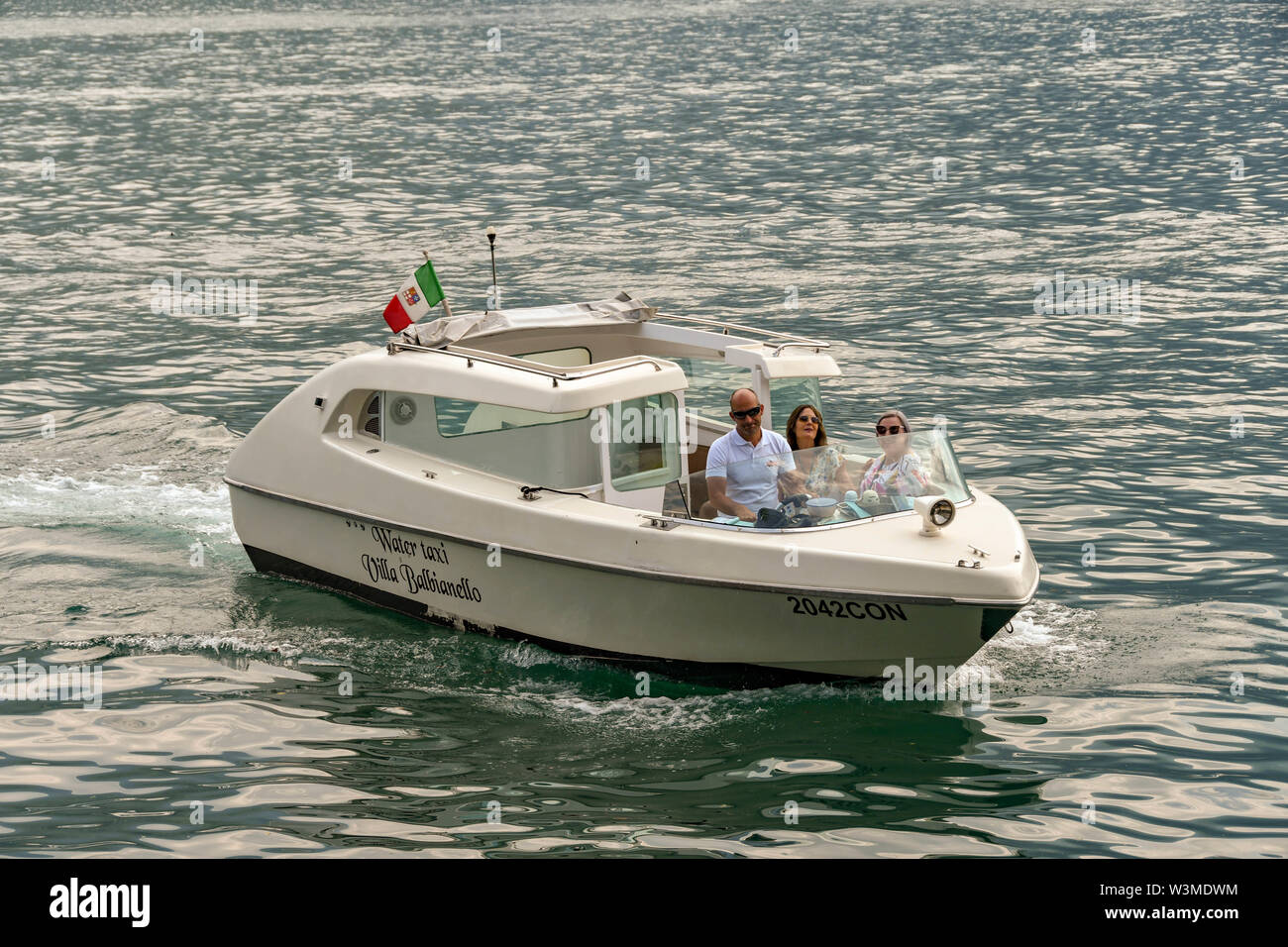 Le lac de Côme, Italie - Juin 2019 : Le bateau-taxi privé réunissant les visiteurs à l'embarcadère de la Villa Balbianello à Lenno, sur le lac de Côme. Banque D'Images