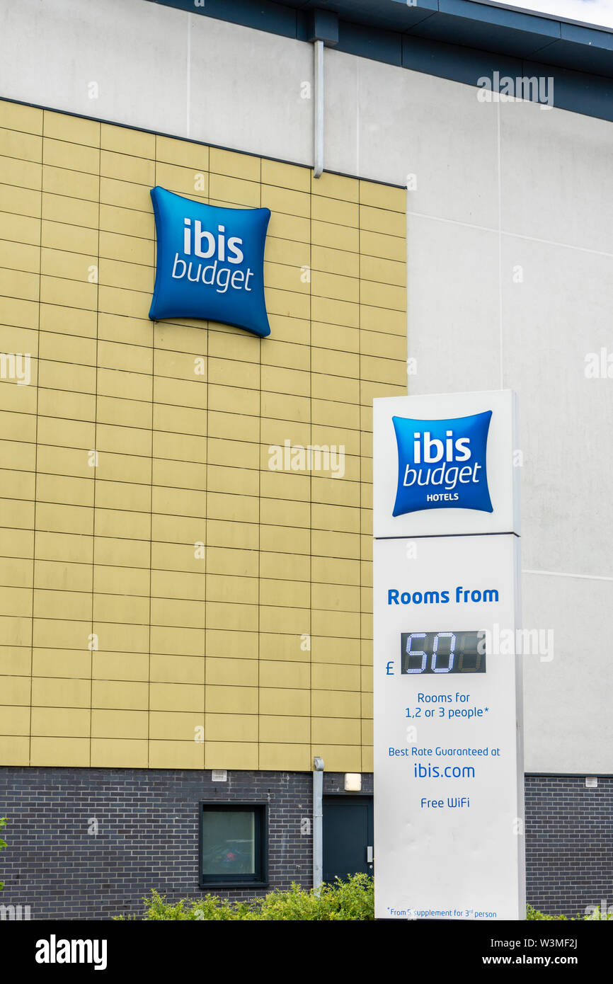L'Ibis budget affichage des prix (£50 par chambre) à l'extérieur de l'hôtel Ibis Budget hôtel à Southampton, England, UK Banque D'Images