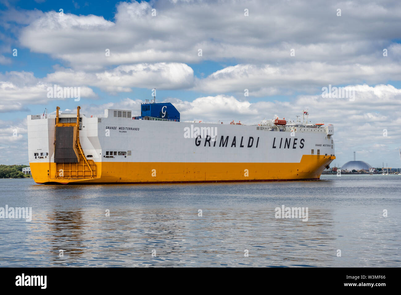 Les Grimaldi Lines Grande Mediterraneo véhicule / voiture navire transporteur arrivant à Southampton Water au Port de Southampton, England, UK Banque D'Images