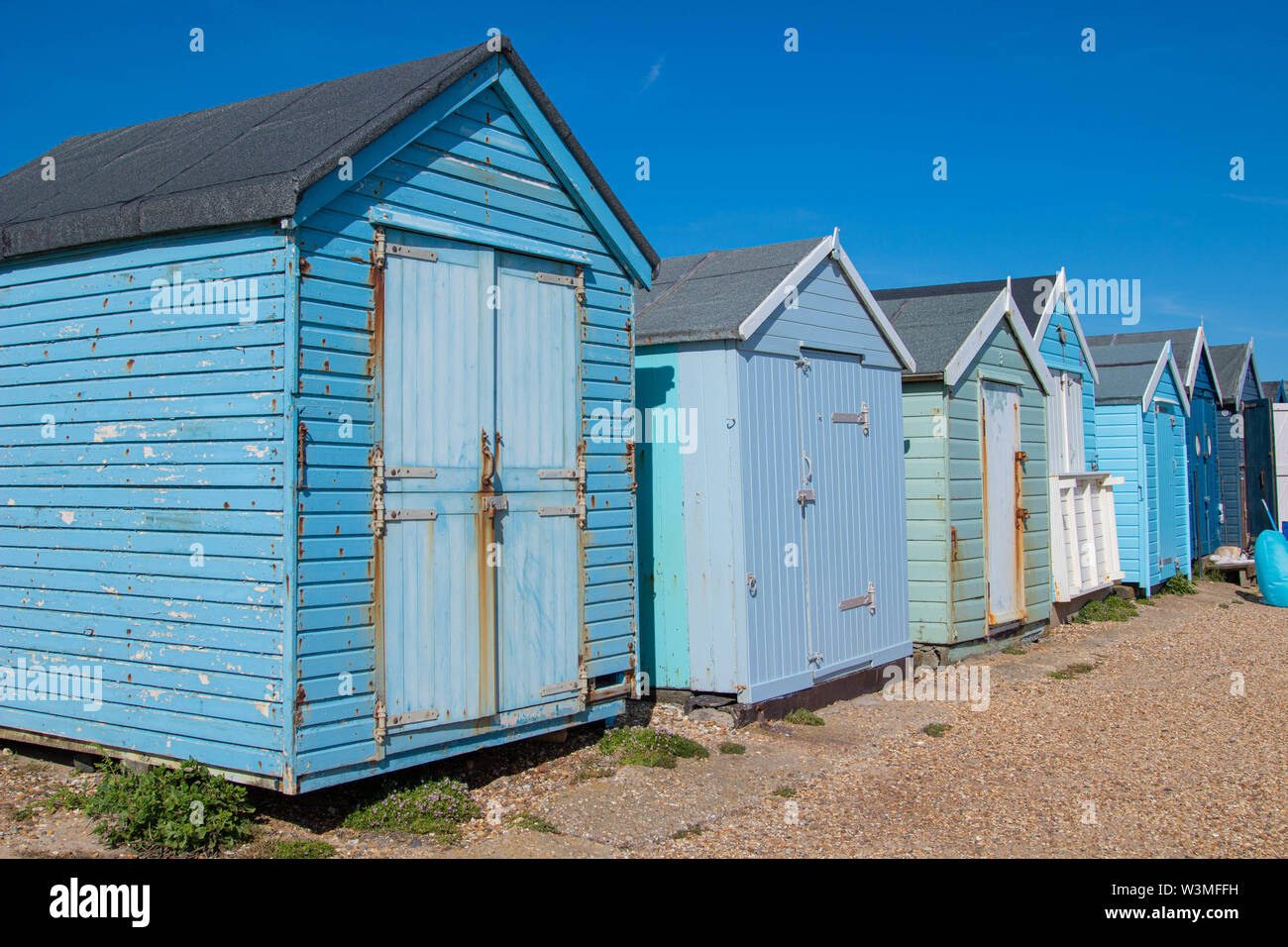Cabines de plage bleu le long de la côte à Lymington, Hampshire, Royaume-Uni Banque D'Images