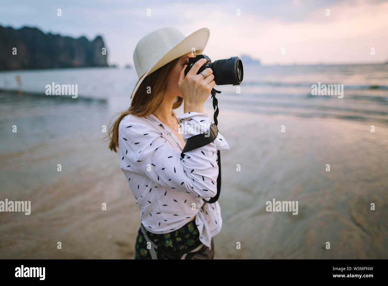 Young woman photographing on Beach à Krabi, Thaïlande Banque D'Images