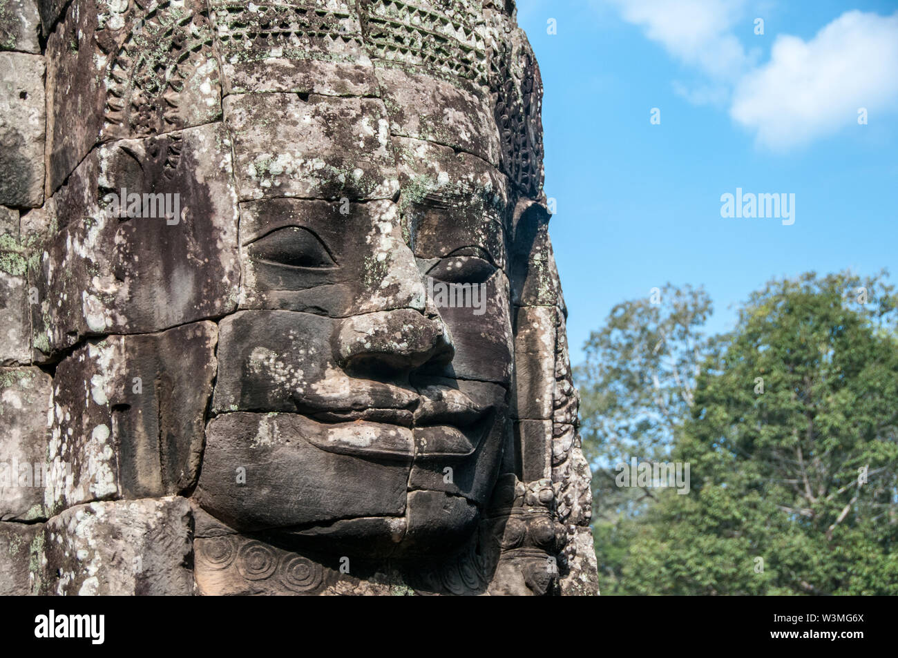 D'énormes visages gravés dans la pierre dans le temple Bayon à Angkor Wat Banque D'Images